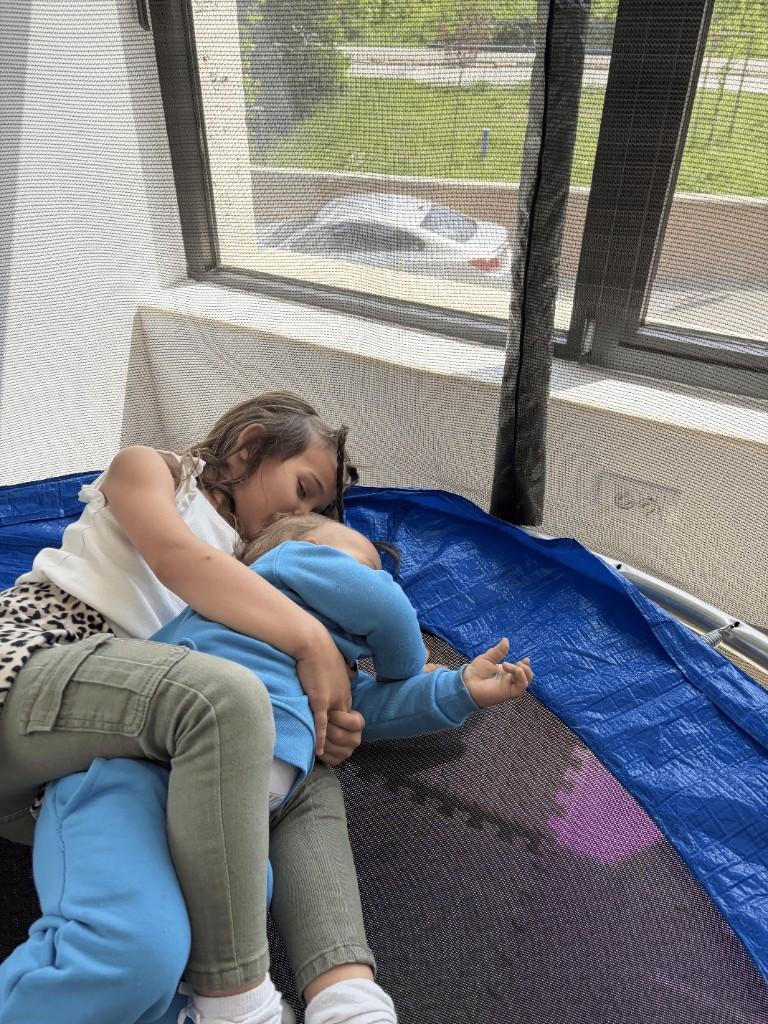Deca se igraju i grle na trampolinu u EDEN-u