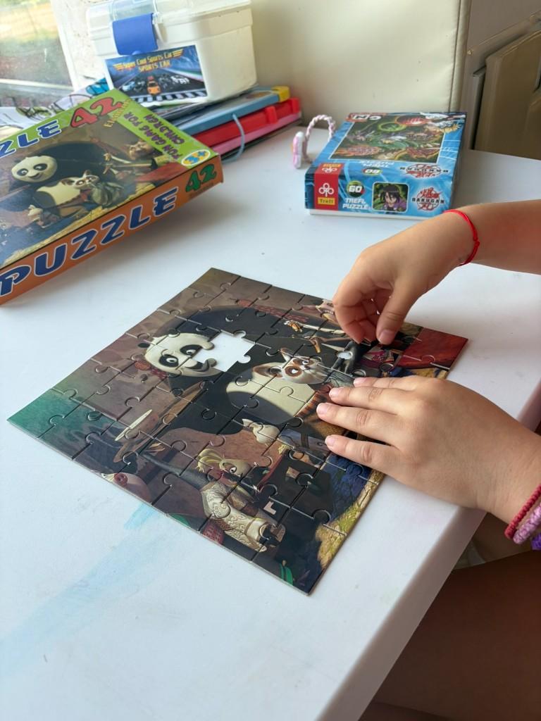Dete sastavlja puzzle u EDEN čuvaonici