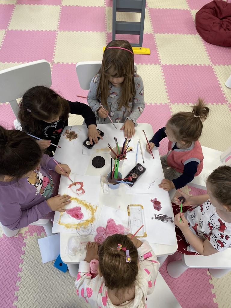 Deca slikaju akvarelom u EDEN igraonici